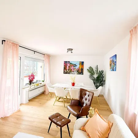Grosses & Vollausgestattetes Mit Balkon *